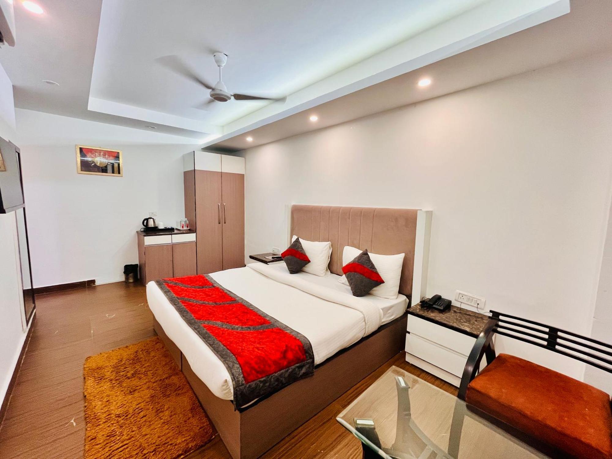 Hotel The Gold Inn - Karol Bagh Delhi Buitenkant foto